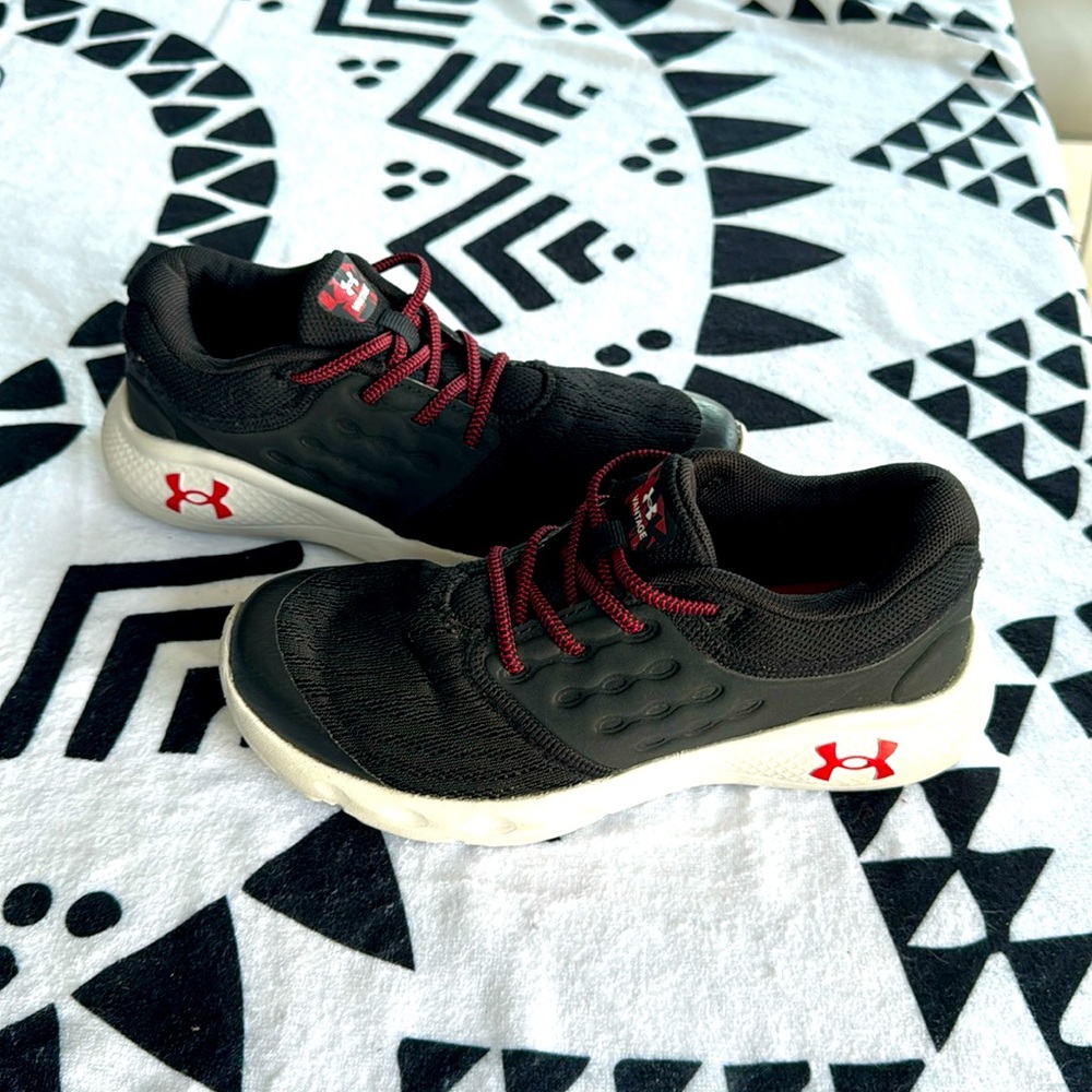 Black Sneakers Under Armor Sz 1